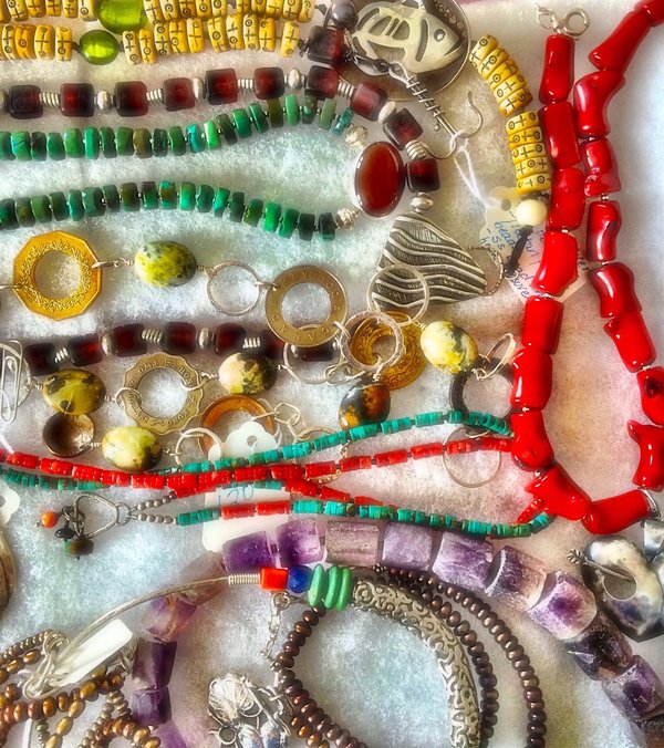 Comment choisir des bijoux pour agrémenter une tenue avec une coupe de cheveux pixie?