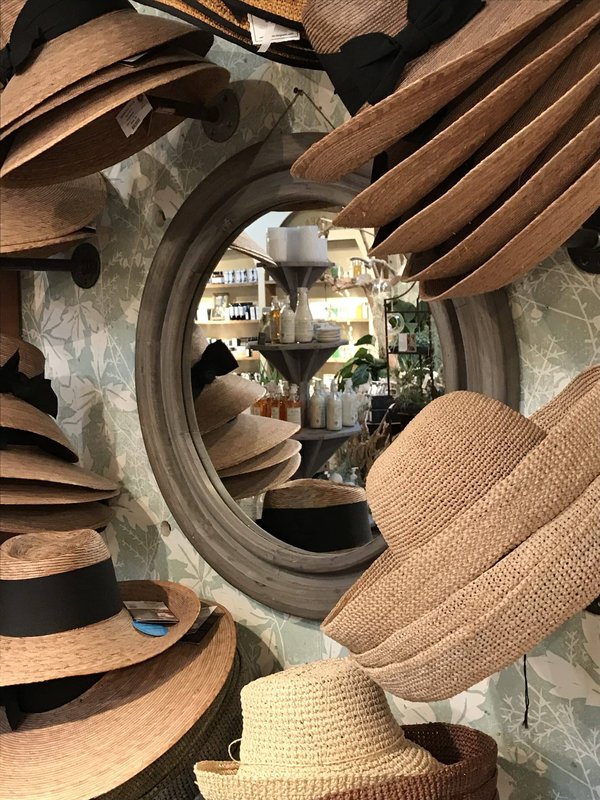 Quels styles de chapeaux cloche vintage peuvent être modernisés pour une sortie en ville?