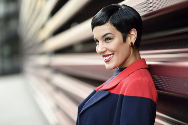 Cheveux noir bleu : pourquoi choisir cette coloration ?